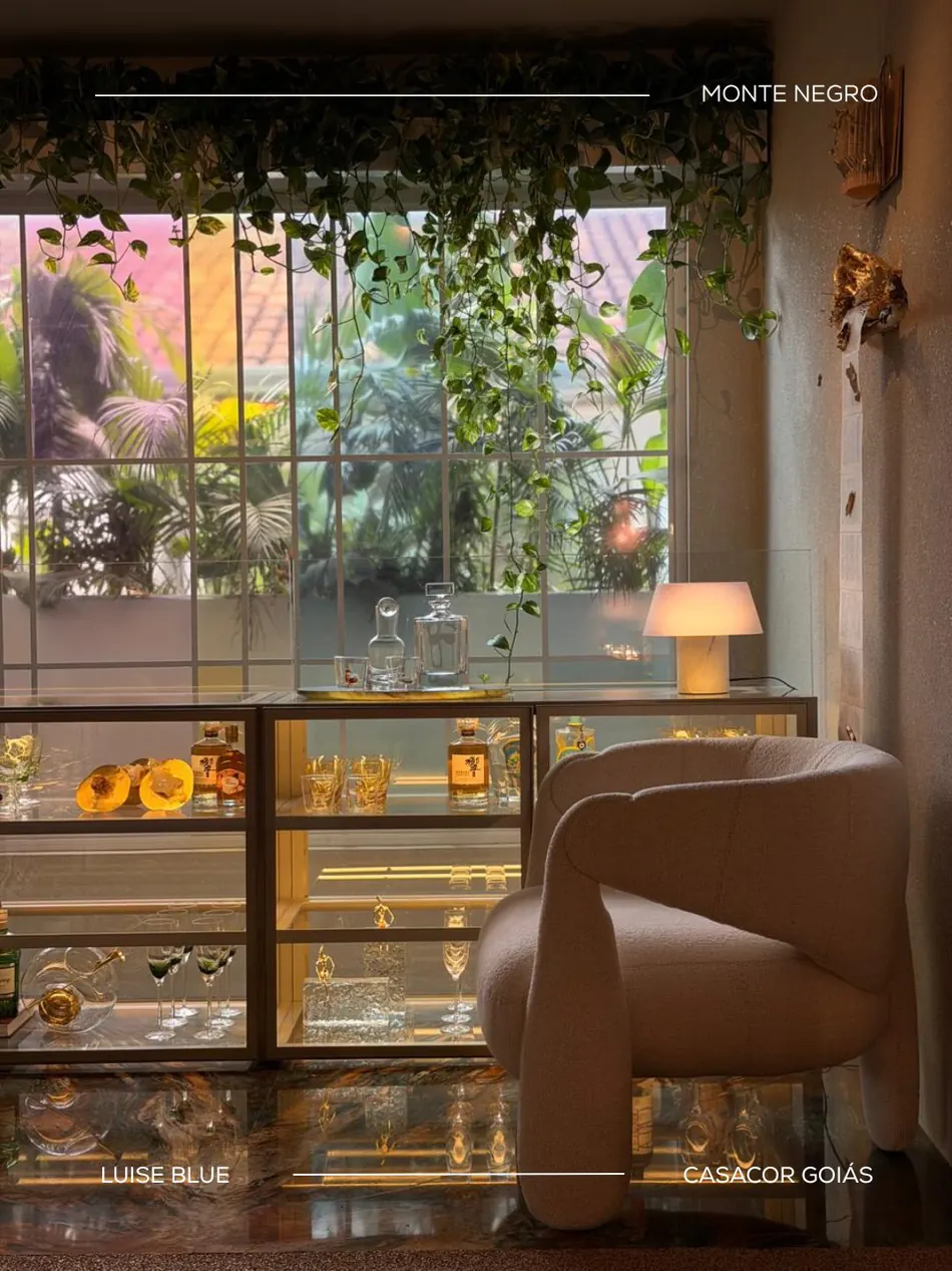 Sala com janela ampla, vegetação e piso em Luise Blue ®