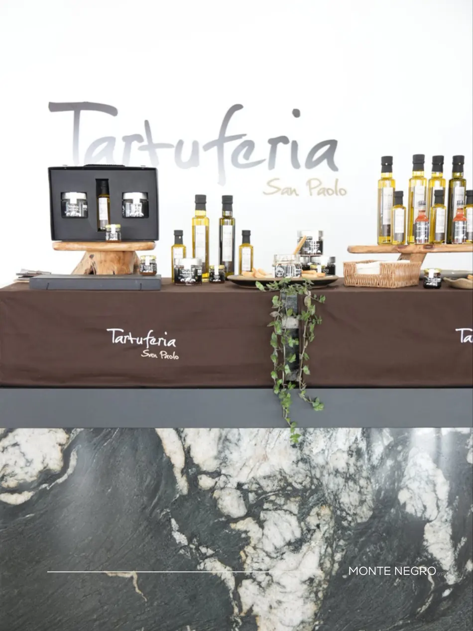 Balcão da Tartuferia com produtos e azeites em exposição