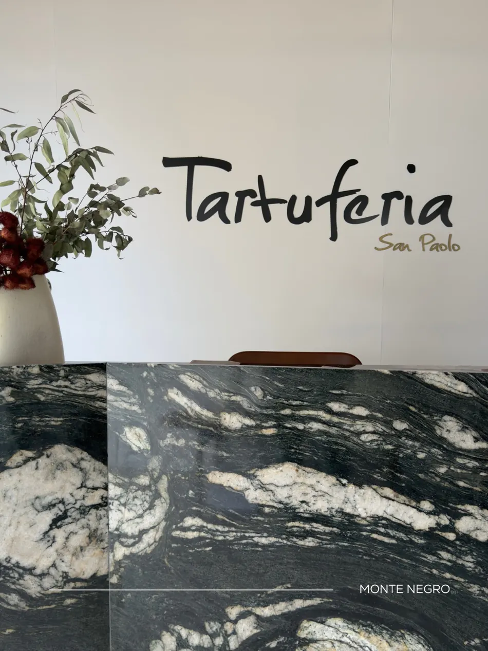 Letreiro da Tartuferia São Paulo acima da bancada em Everglades